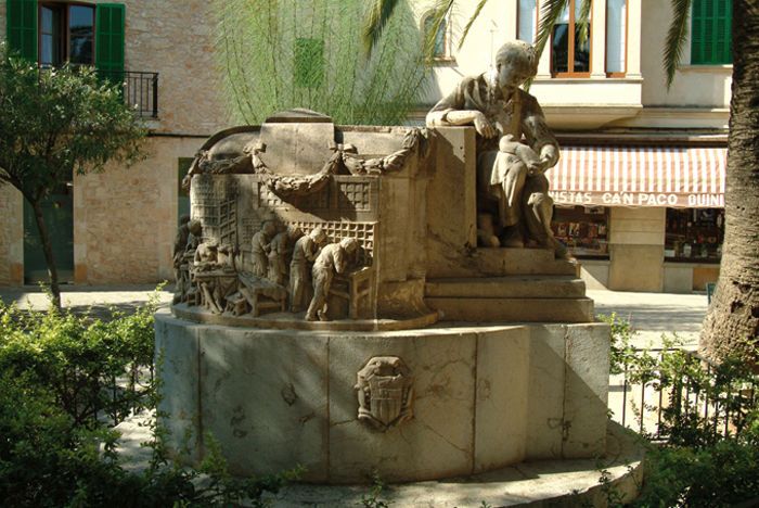 Visit to Llucmajor - Monument to the Shoemakers